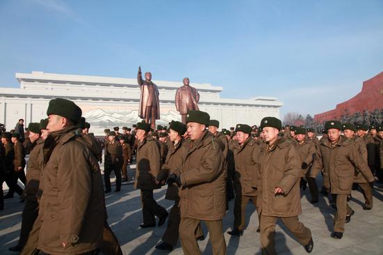 金正恩缅怀先辈,敬献花篮于金日成金正日立像